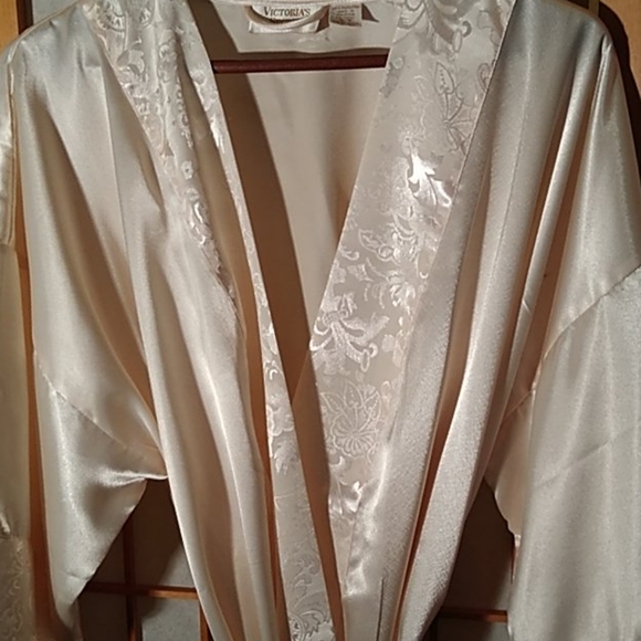 Victoria Secret 2pc-Robe & Baby Doll - Picture 5 of 11